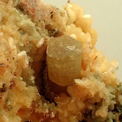 Comprar minerales de colección de África: Fluorapatito, Estilbita - Mi297 Comprar minerales de colección de África: Fluorapatito, Estilbita - Mi297
